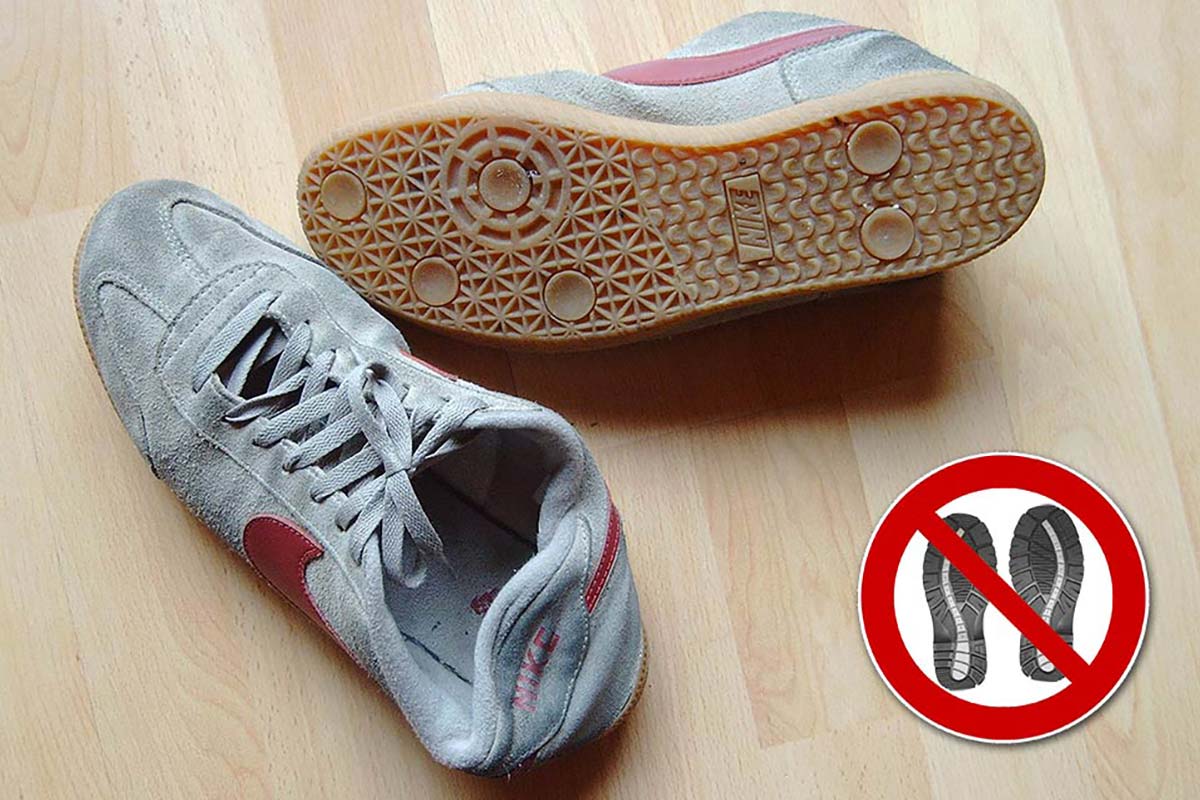 Keine Turnschuhe mit schwarzen Sohlen!